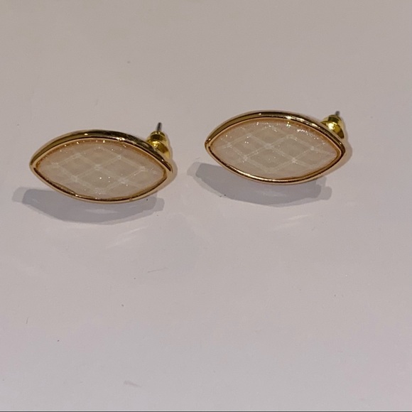 Timeless stud earrings - Picture 2 of 4